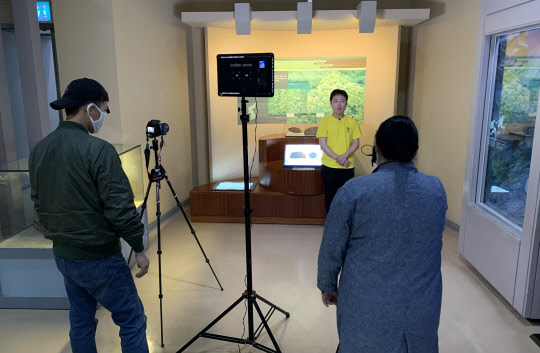 서울 서대문구 산하 서대문자연사박물관이 선발한 '어린이 도슨트' 자원봉사자가 온라인 전시 해설 콘텐츠 제작을 위해 동영상 촬영에 임하고 있다.[서대문구 제공]